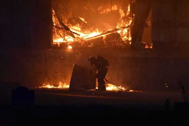 Voldsom bygningsbrand:  Flere brandstationer kaldt til stedet