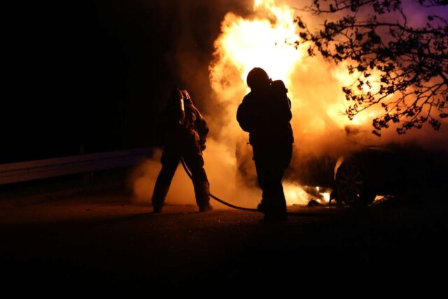 Bil opslugt af flammer