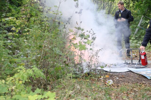 Brandvæsnet haster til flammer i skov