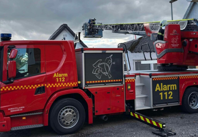 Brandvæsnet massivt til stede: Brand spreder sig fra køkken til loft