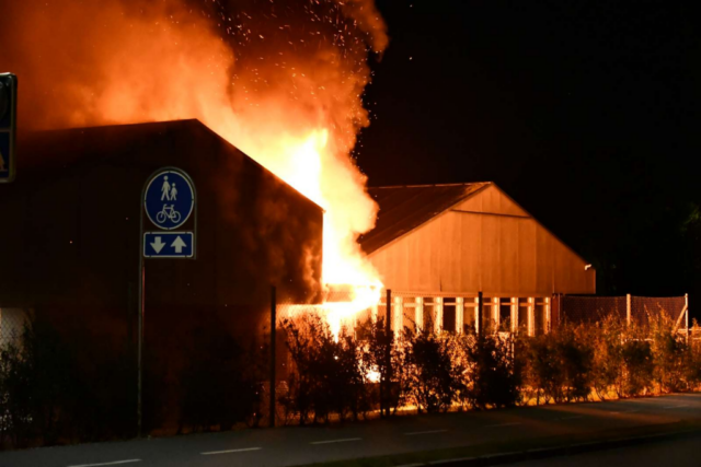 Teenagere fanget efter voldsom skolebrand