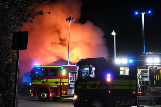 Brandvæsenet vælter til: Voldsom brand ved skole