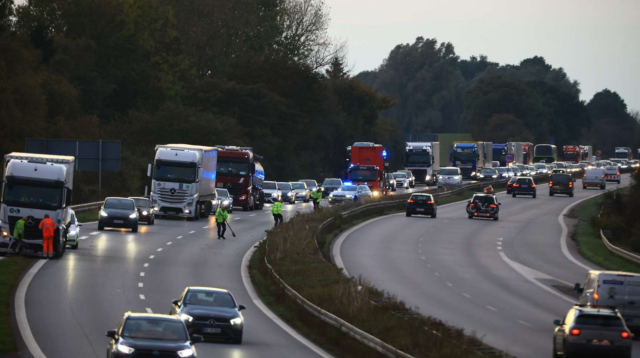 Motorvejsafkørsel blokeret: Lastbil kolliderer med autoværnet