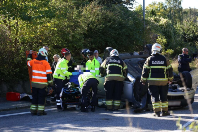 Bil ender på taget i voldsom soloulykke: Kørt væk på båre