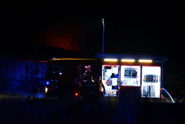 Aftenmørket ved landejendom lyses op af voldsomme flammer