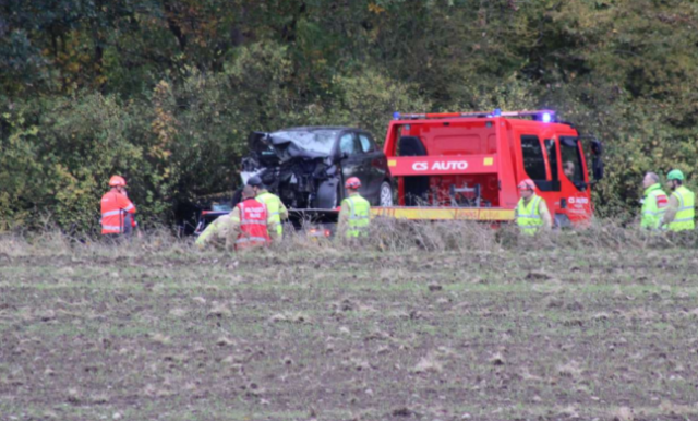 Trafikeret hovedvej afspærret i begge retninger efter hård kollision