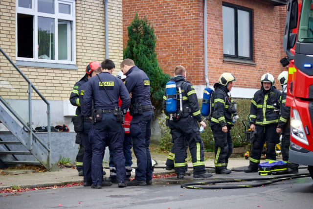 Person fanget i brændende lejlighed: Eftersøgning