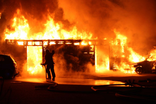 Voldsom brand hærger område: Søg væk!