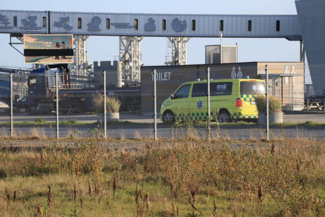 Det vrimler med udrykningskøretøjer på havnen