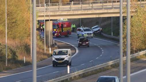 Bil hamrer ud over autoværn på Vestegnen