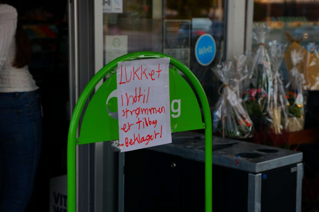 Strøm gået i byen: Lyskryds og butikker mørklagt