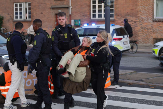 Demonstrant kørt ned: Nødbremsen spærrer vej i København