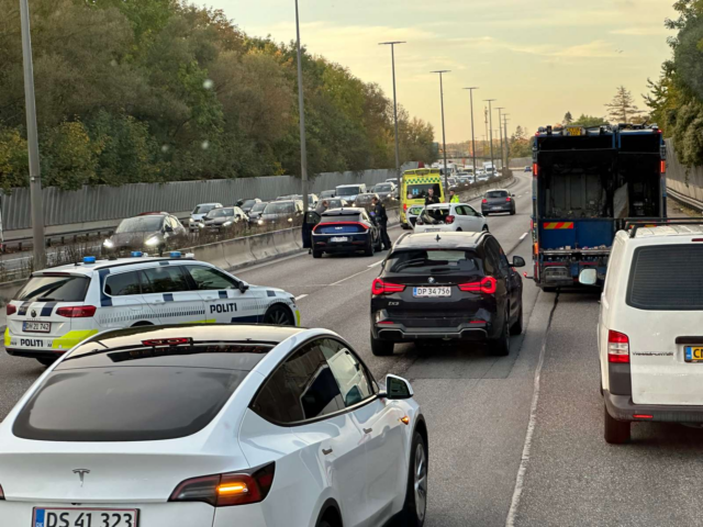 Vestegnen: Tre biler støder sammen og standser motorvejen