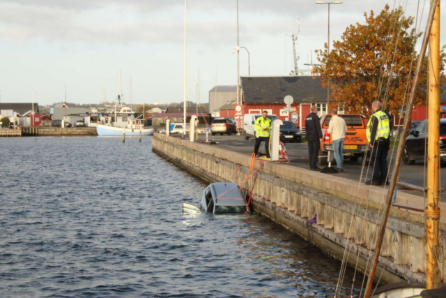 Bil kører i havnen: Kaotisk stemning