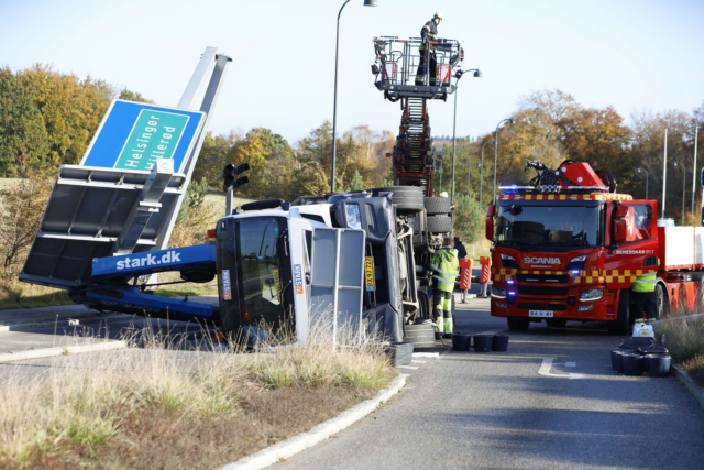 Lastvogn smadrer kæmpe vejtavle og vælter