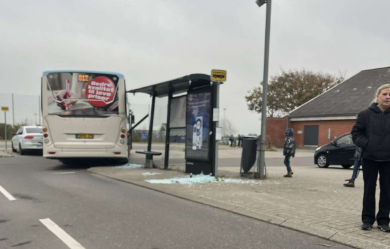 Bus torpederer holdeplads ved folkeskole: Elever sad og ventede