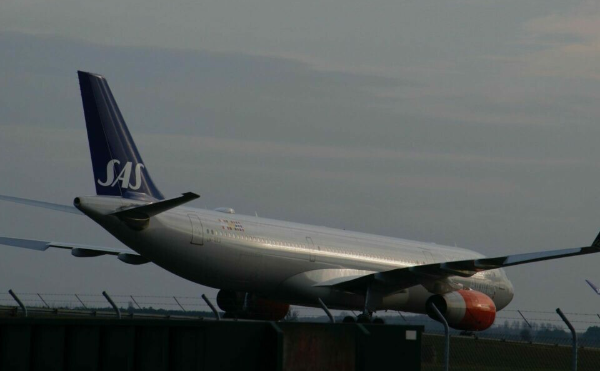 Meldinger om brand i SAS-fly på startbanen i København