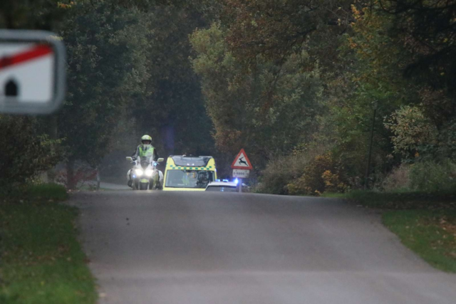 Ambulance hastet fra uheld med eskorte