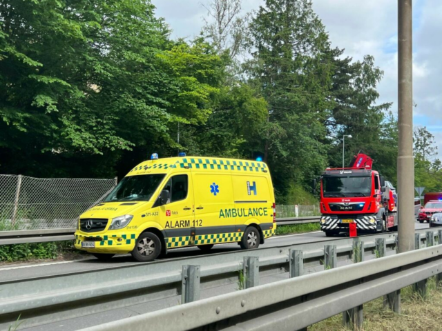 Voldsomt uheld på tilkørsel: Flere kommet alvorligt til skade