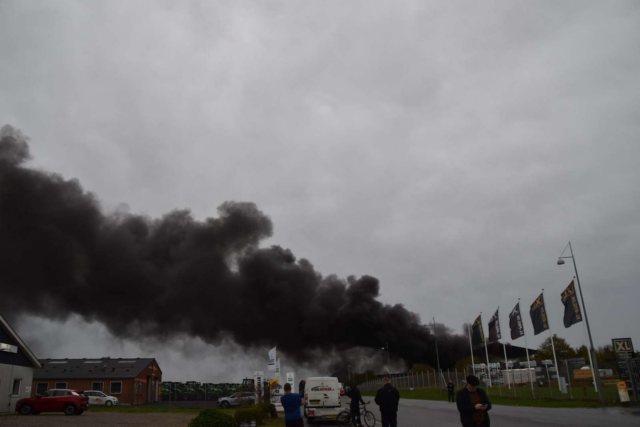 Voldsom brand i virksomhed: Kæmpe røgskyer over by