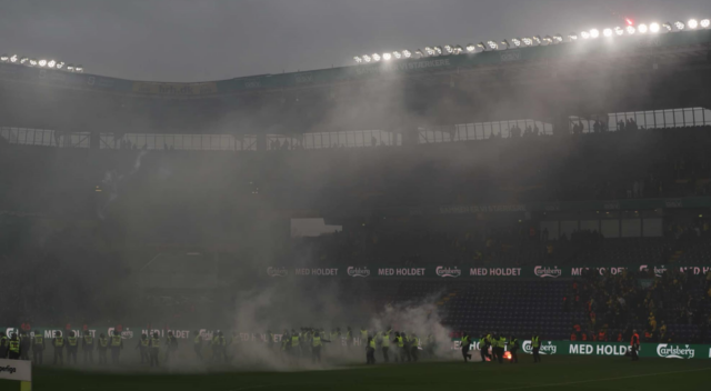 Det går helt amok på stadion: Politiet angrebet med romerlys og kasteskyts