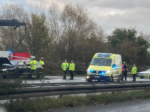 Uheld på motorvej spærrer frakørsel