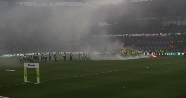 Fem politifolk blev ramt af kasteskyts ved fodbolduro