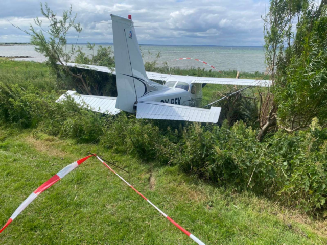 Fly styrter ned i hus: Én mister livet