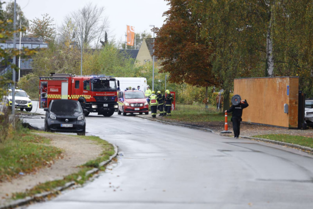 Efter hændelse i virksomhed: Person køres væk i ambulance