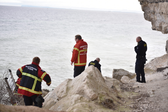 Kvinde falder i døden fra Stevns Klint