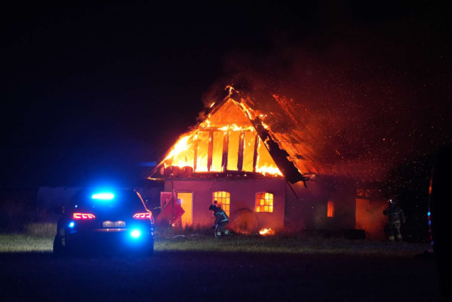 Taget kollapser under voldsom husbrand