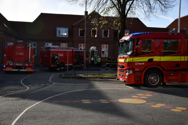 Brand på skole: Massiv udrykning