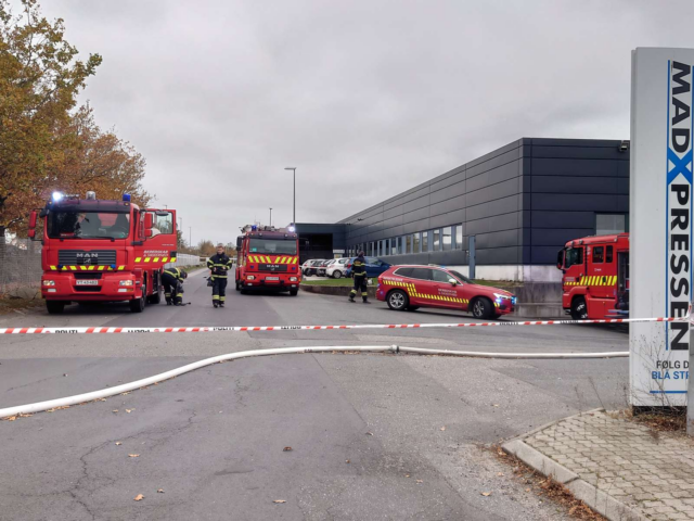 Kraftig røg fra virksomhed spreder sig til motorvejen