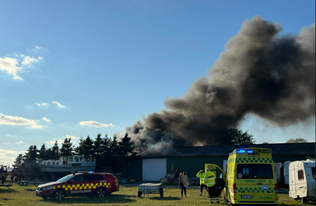 Kæmpe brand på gård: Dyr frygtes at brænde i flammerne