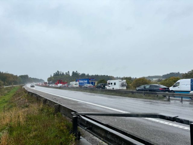 Motorvej delvist nedlukket efter færdselsuheld