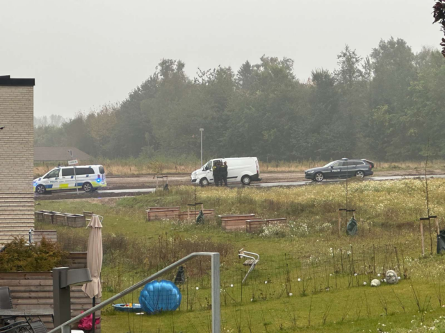 Mystisk anholdelse: Flere patruljer rykker ud til boligkvarter