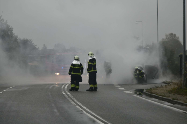 Voldsom bilbrand brudt ud: Vej spærret