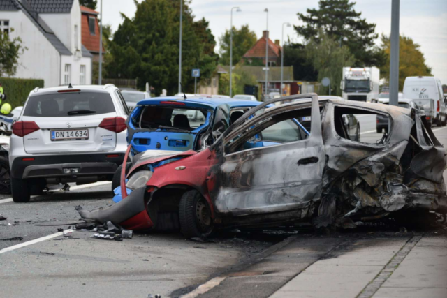 Bil bryder i brand i stor ulykke: Politieskorte til sygehuset