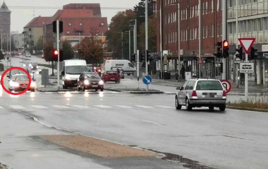 Selv om politiet holdt for rødt lys direkte over for en bilist, der kørte mod trafikken, blev den farlige sitation ikke standset. Se billede af hændelsen længere nede i artiklen