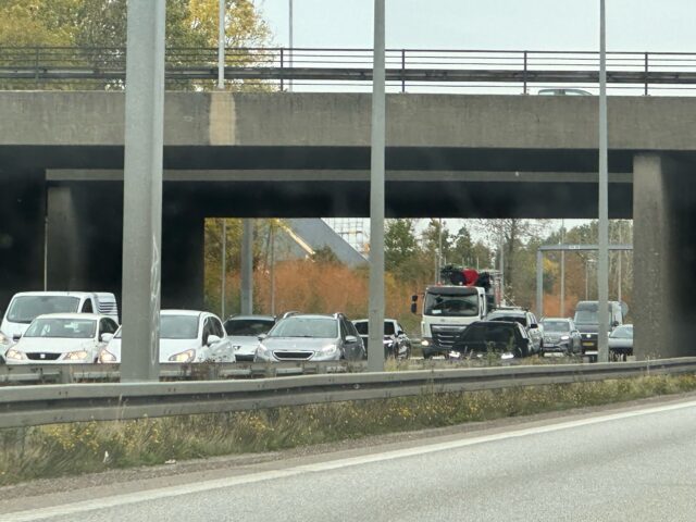 Forlænget rejsetid på Vestegnen: Motorvejsuheld spærrer to spor