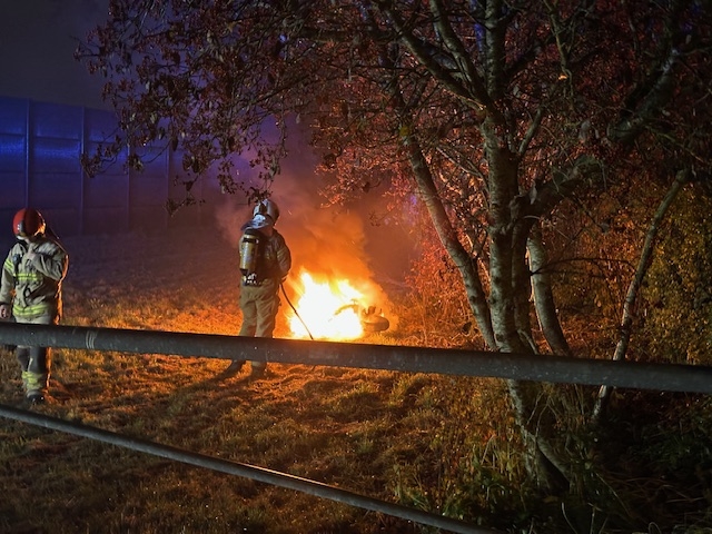 Flammerne vælter op: Brandvæsenet kaldt ud