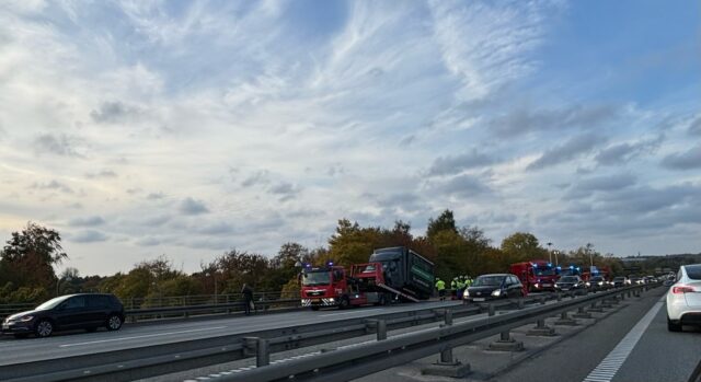 Varebil og autotransporter brager sammen på motorvej: Flere spor spærret