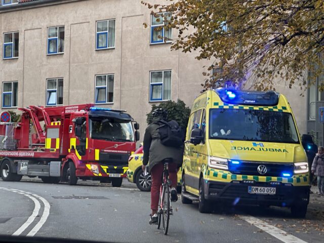 Lille familie fanget på fjerde sals altan under brand