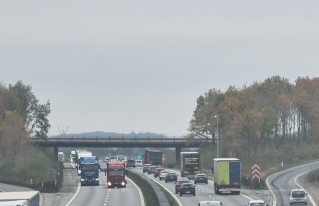 Brændende lastbil taber gods på motorvej