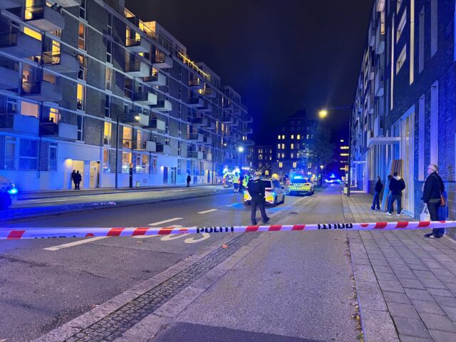 Mand råber om hjælp fra altan – vild evakuering under lejlighedsbrand