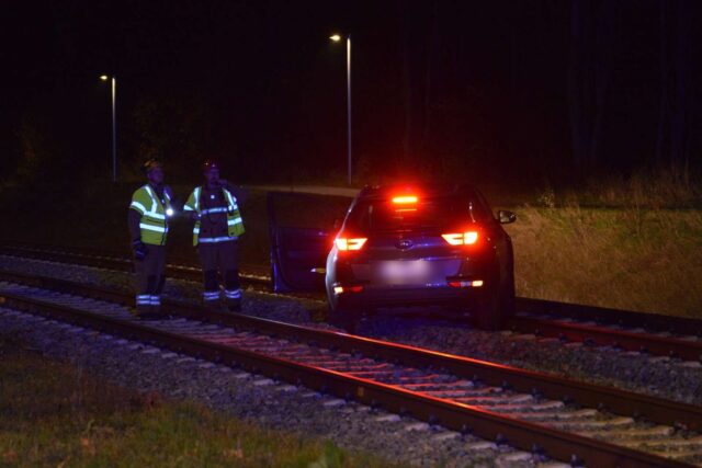 Udrykning til Vestegnen: Kvinde kørt fast på jernbanespor