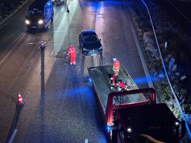 Bil og motorcyklist i hårdt sammenstød på motorvej