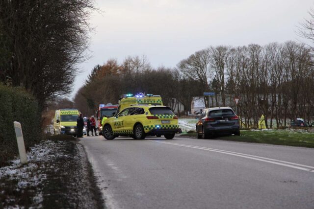 Ambulancer og lægehelikopter haster til uheld: Flere alvorligt kvæstet