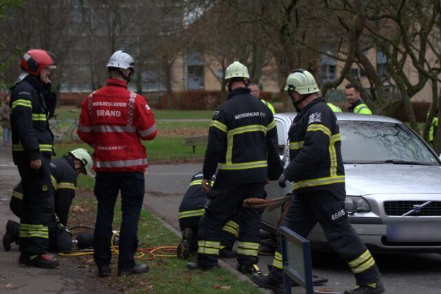 Svigtede donkraften? Ung man klemt fast under sin bil