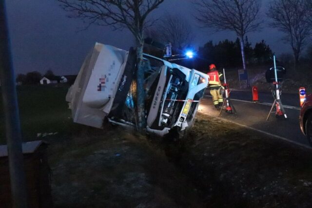 Lastbil kører i grøften: Afspærrer vejen helt